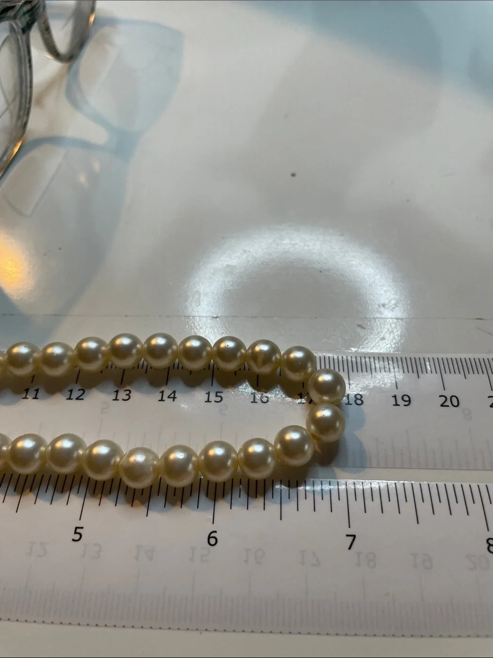Stretchy Classic Faux Pearl Strand Necklace in Cream/White